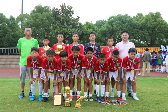 文班亚马观战巴黎4比2曼城 获赠印马刺字样球衣